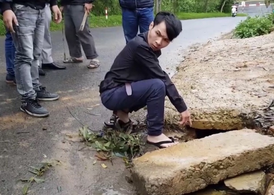 Đột nhập khách sạn trộm điện thoại Vertu của khách du lịch - 2 Long chỉ nơi đã vứt một số tài sản là điện thoại đã trộm được