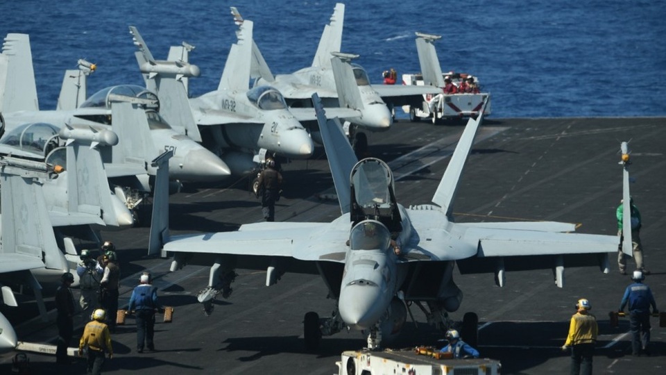 Mỹ hứa giúp Philippines trong tranh chấp với Trung Quốc ở Biển Đông - 1
Máy bay chiến đấu trên tàu sân bay USS Theodore Roosevelt của Mỹ trên Biển Đông (Ảnh: AFP)