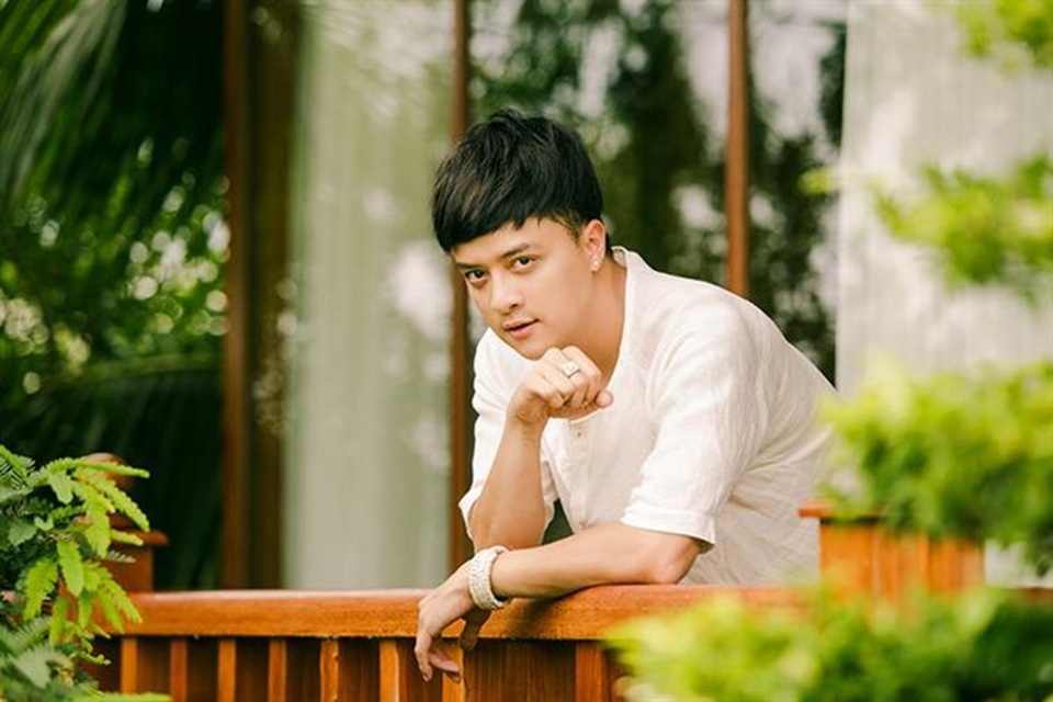 Cao Thái Sơn: “Đám cưới chỉ là hình thức mà thôi” - 4 Ở hiện tại, Cao Thái Sơn chỉ mong muốn bình yên và hạnh phúc. Anh còn bật mí mục tiêu trong 10 năm tới là đưa mẹ đi du lịch khắp thế giới, được ở những căn nhà đẹp nhất do mình làm ra và hưởng thụ tuổi già.