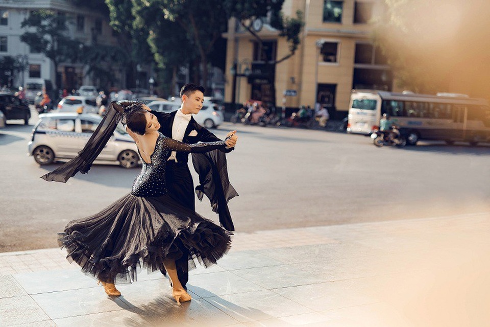 Chuyện tình “ăn ngủ cùng khiêu vũ” của cặp đôi vận động viên - 3 “Mỗi lần chồng mình xuất hiện là các cô gái tới mời nhảy liên tục. Tình cờ một lần chúng mình được gọi vào một đội diễn và được ghép đôi với nhau. Sau đó có gặp nhau vài lần nữa, nhảy cùng nhau, chàng bắt đầu để ý nàng. Rồi thì chuyện gì đến cũng đến (cười)”, Ngọc Hà chia sẻ về cơ duyên gặp gỡ.