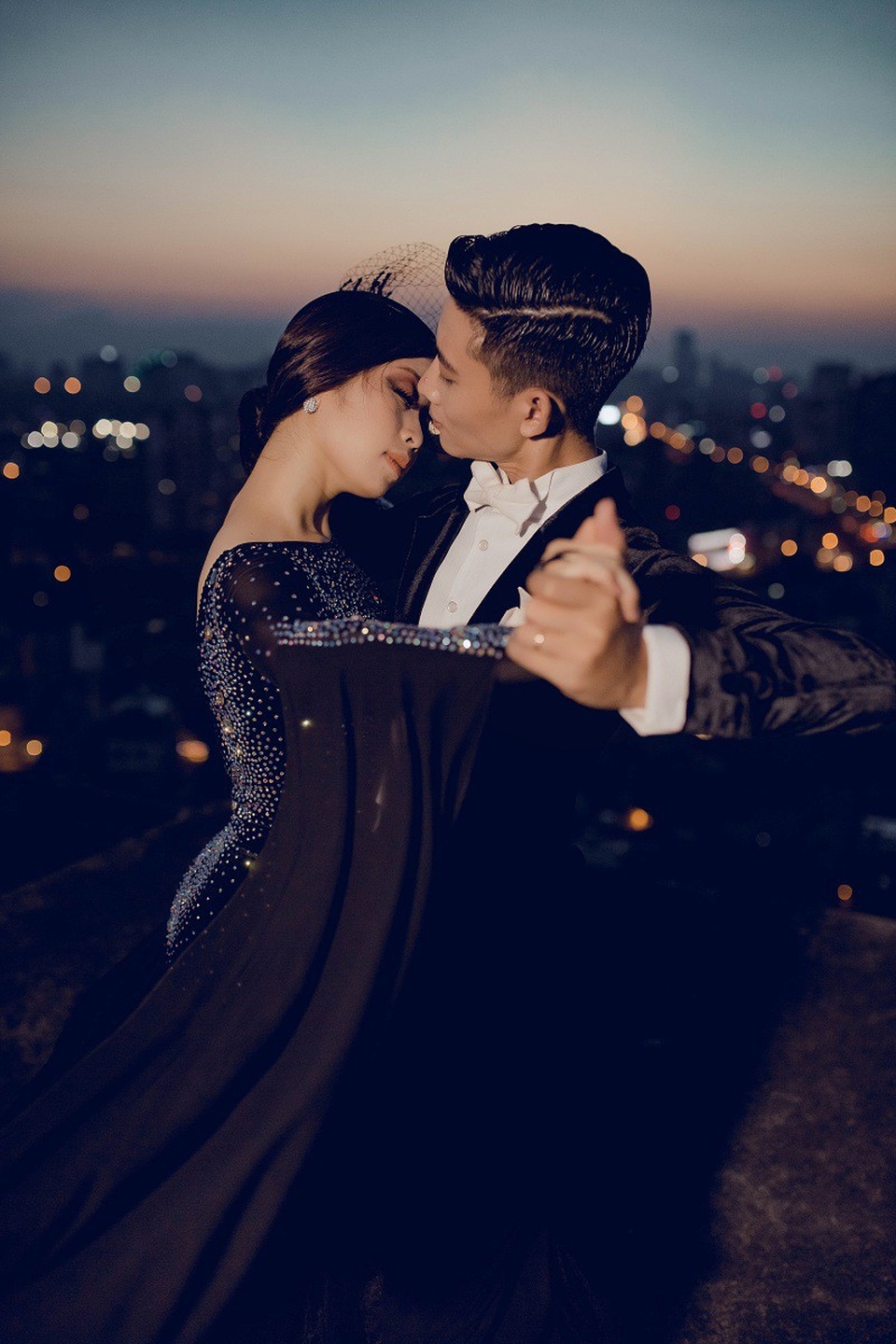 Chuyện tình “ăn ngủ cùng khiêu vũ” của cặp đôi vận động viên - 6 Mọi việc ở quê, chúng mình phải nhờ bố mẹ hai bên lo liệu hoàn toàn. Tới ngày ăn hỏi và ngày cưới mới thấy mặt cô dâu chú rể. Chính vì vậy mà hai đứa thấy rất may mắn và biết ơn bố mẹ hai bên vì đã tạo điều kiện cho chúng mình theo đuổi niềm đam mê này”, Ngọc Hà bộc bạch.