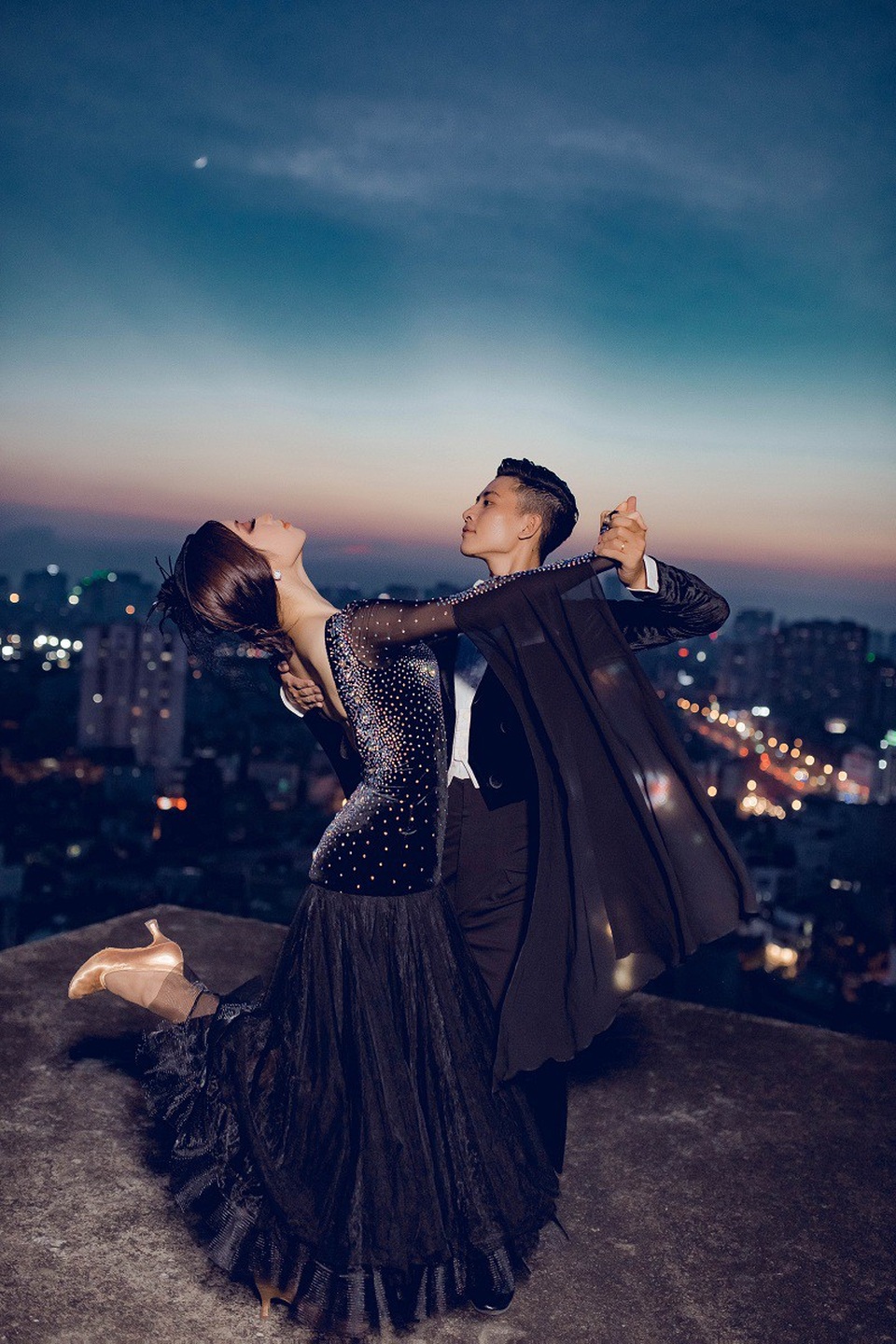 Chuyện tình “ăn ngủ cùng khiêu vũ” của cặp đôi vận động viên - 4 Cùng là đồng nghiệp, là bạn diễn, cặp đôi yêu nhau 1 năm 3 tháng thì quyết định về chung một nhà. Ngọc Hà chia sẻ, từ lúc quen cho tới lúc yêu và cưới, cuộc sống của cả hai đều gắn với dancesport.