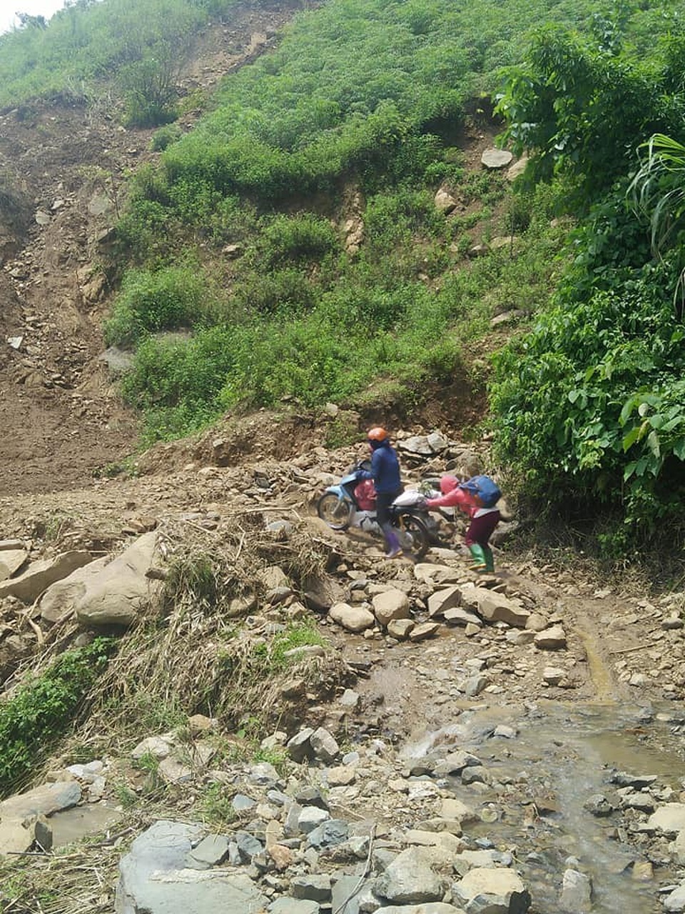 Những hình ảnh "rớt nước mắt" của giáo viên đi gieo chữ vùng cao - 2
Điểm trường mầm non Quang Huy 2 ở xã Quang Huy, huyện Phù Yên, tỉnh Sơn La với những cung đường núi đá hiểm trở