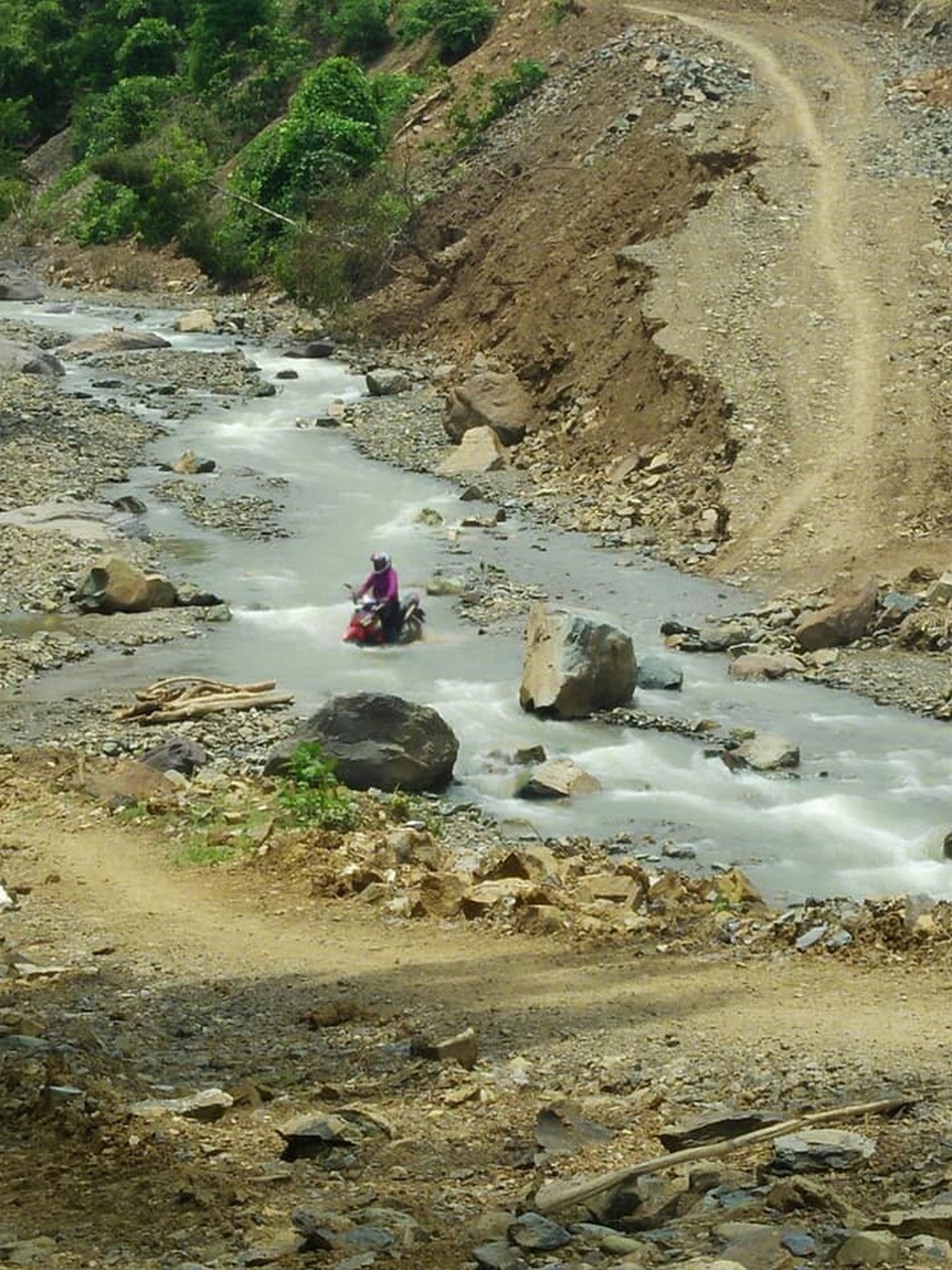Những hình ảnh "rớt nước mắt" của giáo viên đi gieo chữ vùng cao - 5
Đánh liều qua những đoạn suối sâu