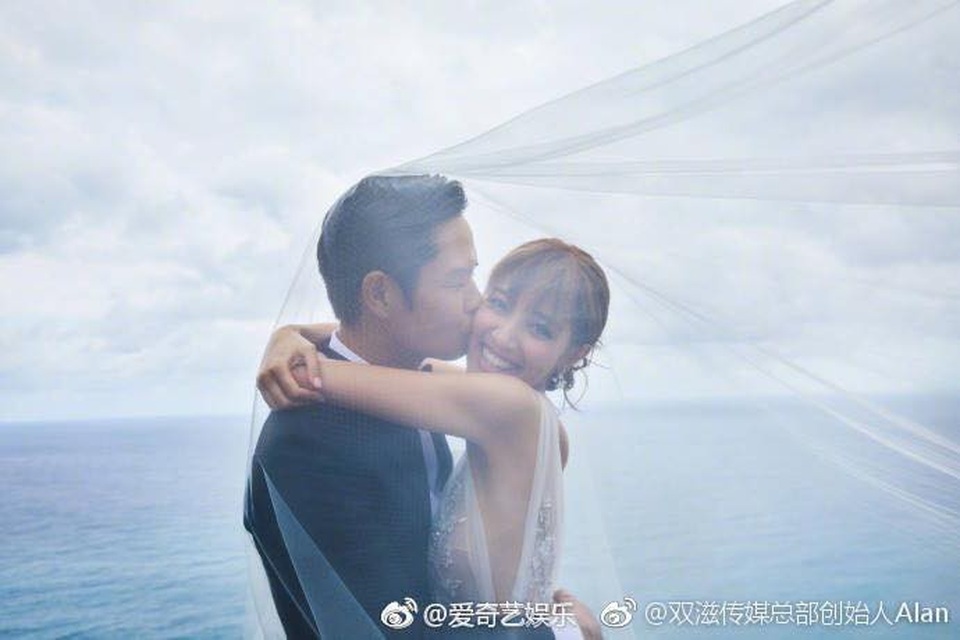 Trịnh Gia Dĩnh trở về Hồng Kong cùng “bà xã” hoa hậu kém 22 tuổi - 13 Trịnh Gia Dĩnh trở về Hồng Kong cùng “bà xã” hoa hậu kém 22 tuổi - 13