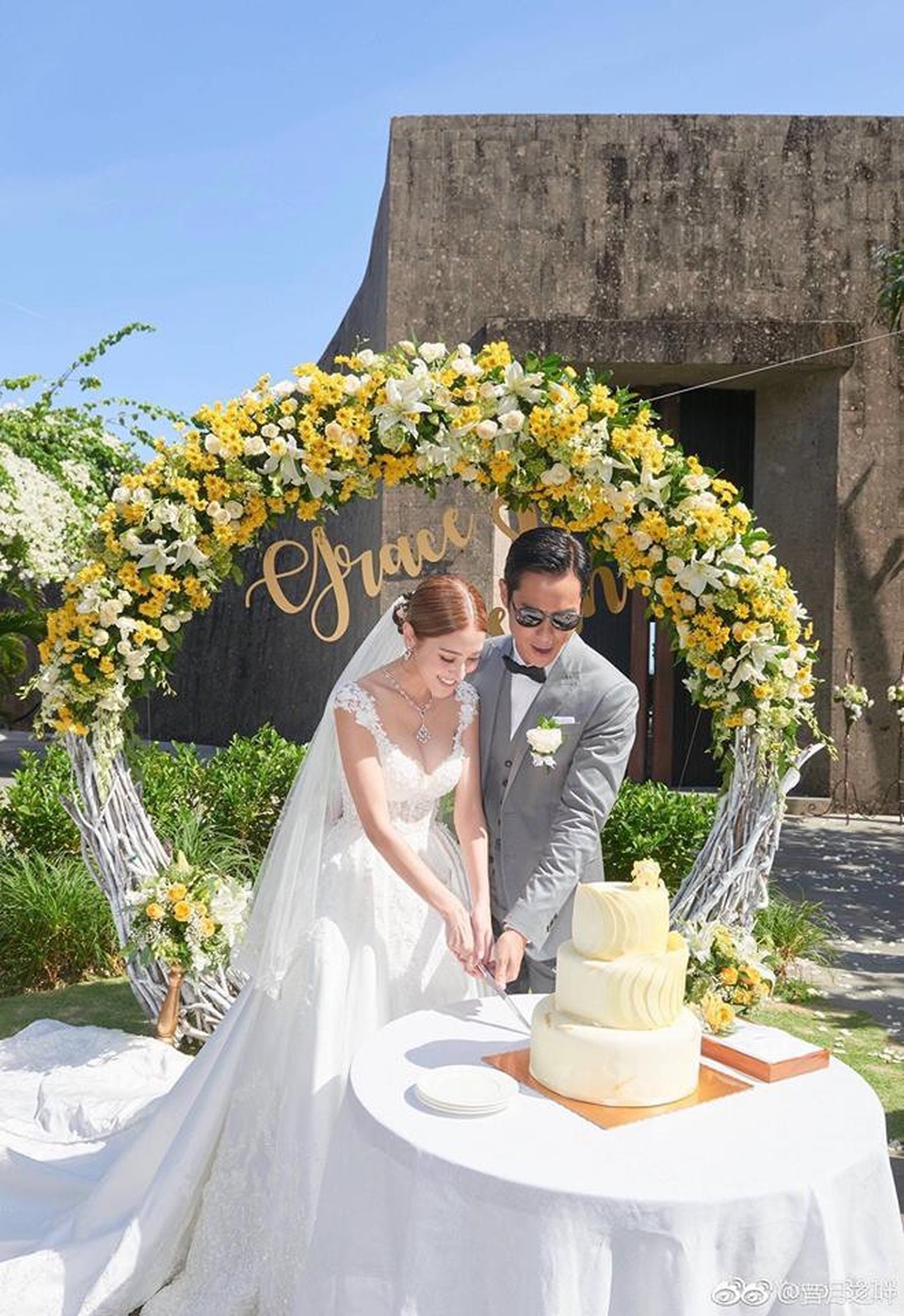 Trịnh Gia Dĩnh trở về Hồng Kong cùng “bà xã” hoa hậu kém 22 tuổi - 9
Trịnh Gia Dĩnh là một ngôi sao hạng A của làng giải trí Hồng Kong. Tuy nhiên, gia tài của anh khá khiêm tốn với gia đình nhà vợ. Cô dâu Trần Khải Lâm là con gái của một tỉ phý kinh doanh dầu mỏ, gia sản ước tính lên đến 1,5 tỷ đô la Hồng Kông (tương đương gần 4,5 ngàn tỷ đồng). Bên cạnh kinh doanh từ dầu mỏ, nhà họ Trần còn còn sở hữu chuỗi cửa hàng tiện lợi trị giá hàng trăm triệu đô la Hồng Kông cùng các công ty con rải rác mọi nơi.