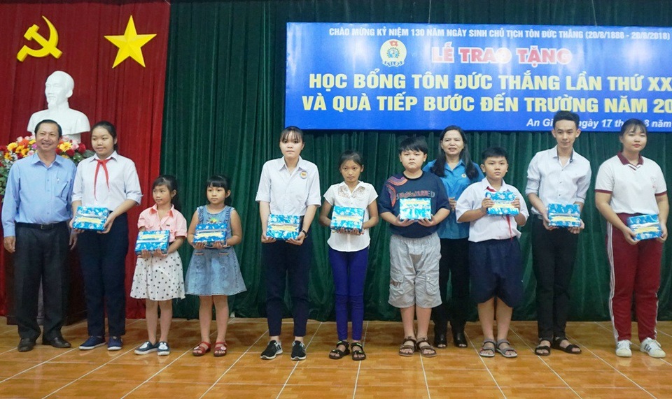 An Giang: Trao 70 suất học bổng và hơn 700 phần quà cho học sinh nghèo - 1 Công đoàn An Giang trao 70 suất học bổng cho các học sinh có hoàn cảnh khó khăn trên địa bàn tỉnh
