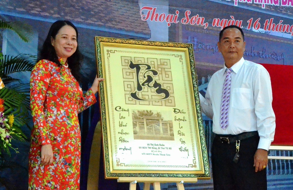 Một huyện vận động cất 2.000 “Mái ấm tình thương” cho hộ khó khăn - 2 Dịp này, Bí thư Tỉnh ủy An Giang Võ Thị Ánh Xuân tặng cho Hội bức tranh chữ Tâm bằng lá thốt nốt do nghệ nhân Võ Văn Tạng của huyện Thoại Sơn thực hiện
