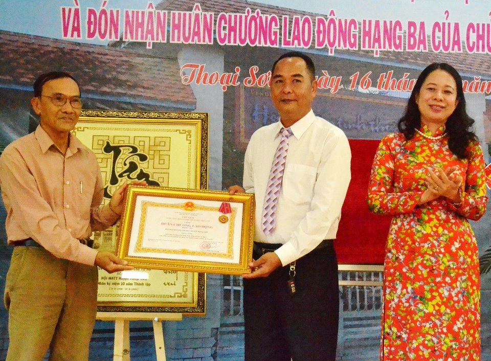 Một huyện vận động cất 2.000 “Mái ấm tình thương” cho hộ khó khăn - 1 Ngày 16/8 vừa qua, huyện Thoại Sơn long trọng làm lễ Tổng kết 10 năm thành lập Hội Mái ấm tình thương, đón nhận Huân chương Lao động hạng Ba do Chủ tịch nước Trần Đại Quang tặng thưởng. Bí thư Tỉnh ủy An Giang Võ Thị Ánh Xuân đến dự và phát động học tập, nhân rộng mô hình nhân ái này ra toàn tỉnh.