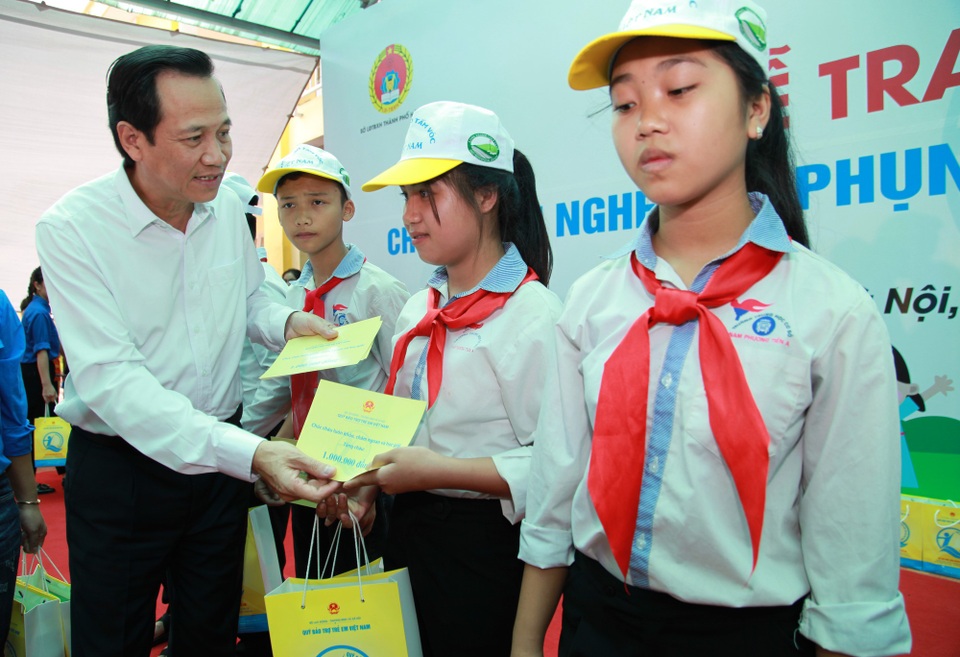 Tặng quà trị giá 450 triệu đồng tới trẻ em nghèo xã Phụng Châu, Chương Mỹ, Hà Nội - 3
Bộ trưởng Đào Ngọc Dung trao quà tới trẻ em nghèo xã Phụng Công.