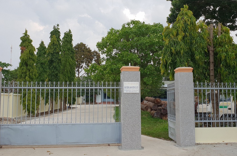 Kỷ luật 5 cán bộ kiểm lâm liên quan vụ bắt trùm gỗ lậu Phượng “râu” - 1
Hạt Kiểm lâm huyện Cư Jut có 7 cán bộ kiểm lâm bị kỷ luật
