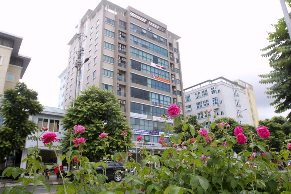 "Con đường hoa hồng" đầu tiên ở Hà Nội - 2
Người dân cho biết, những khóm hoa hồng này mới được trồng thời gian gần đây và mới chỉ ở một bên phần đường.