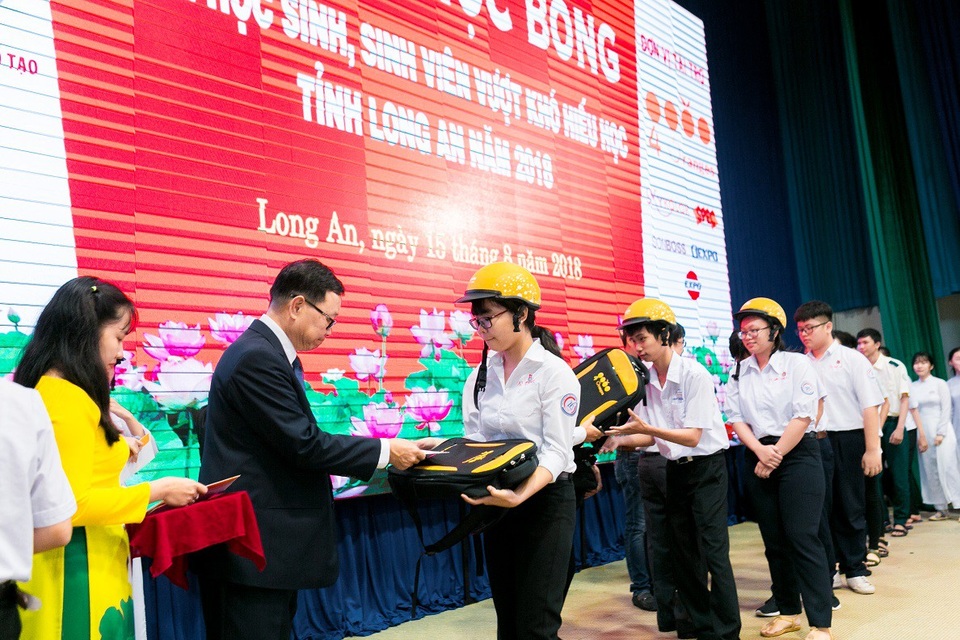 Trao tặng hơn 1,6 tỷ đồng học bổng cho học sinh hiếu học tỉnh Long An năm 2018 - 2
Đại diện của Công ty 4 Oranges Co., Ltd lên trao học bổng cho các học sinh có kết quả học tập xuất sắc tại tỉnh Long An.