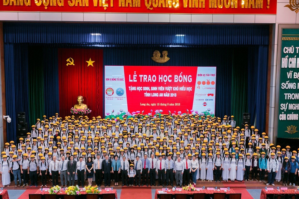 Trao tặng hơn 1,6 tỷ đồng học bổng cho học sinh hiếu học tỉnh Long An năm 2018 - 3 Trao tặng hơn 1,6 tỷ đồng học bổng cho học sinh hiếu học tỉnh Long An năm 2018 - 3
