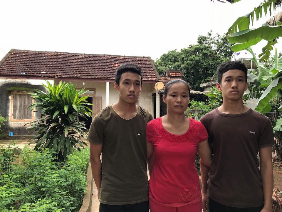 Mồ côi cha, hai anh em sinh đôi lần đầu khiến mẹ phải khóc vì “lỡ” đỗ đại học - 8
Chị Loan chỉ mong hai con được đi học tiếp đại học.