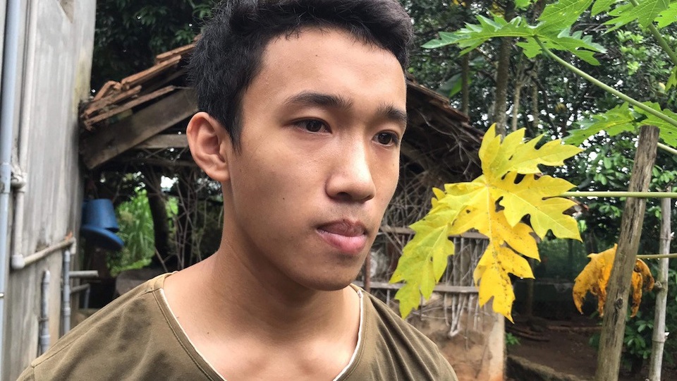 Mồ côi cha, hai anh em sinh đôi lần đầu khiến mẹ phải khóc vì “lỡ” đỗ đại học - 6 Bây giờ em cũng không biết phải làm thế nào nữa, mẹ chỉ có một mình làm sao nuôi nổi hai anh em ăn học tại Hà Nội. Có lẽ em sẽ xin đi làm để phụ giúp mẹ nuôi anh ăn học...”, Nguyễn Thành Long chia sẻ