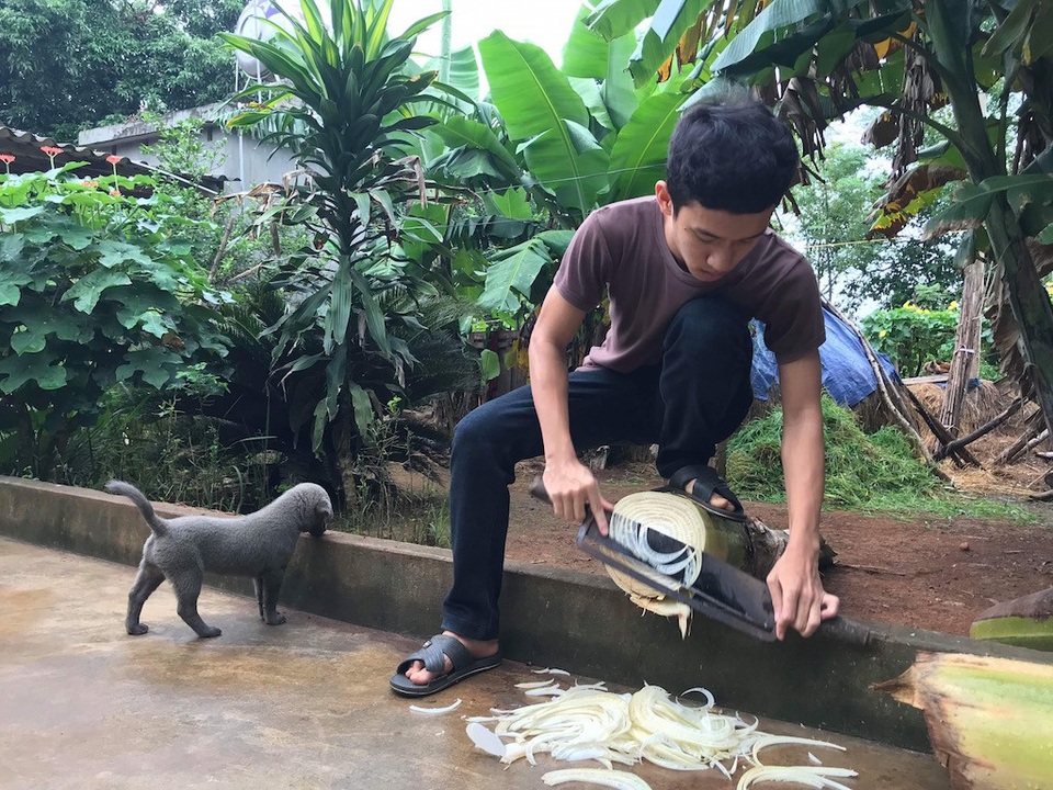 Mồ côi cha, hai anh em sinh đôi lần đầu khiến mẹ phải khóc vì “lỡ” đỗ đại học - 4
Ngoài thời gian học, hai anh em luôn giúp đỡ mẹ trong việc nhà.