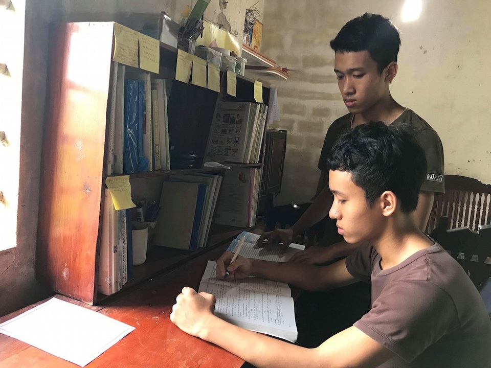 Mồ côi cha, hai anh em sinh đôi lần đầu khiến mẹ phải khóc vì “lỡ” đỗ đại học - 2 Suốt 12 năm học, Luân và Long luôn đạt gianh hiệu học sinh giỏi toàn diện, đồng thời giành giải học sinh giỏi tỉnh môn Sinh học.