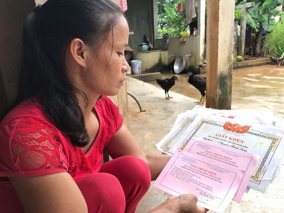 Mồ côi cha, hai anh em sinh đôi lần đầu khiến mẹ phải khóc vì “lỡ” đỗ đại học - 3 Mồ côi cha từ lúc 2 tuổi, hai anh em sinh đôi đã cùng mẹ vượt qua biết bao vất vả để có được thành tích học tập đáng mơ ước. Ngày hai anh em biết tin mình đỗ đại học cũng là lần đầu các em khiến mẹ mình phải khóc.
