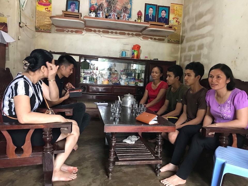 Mồ côi cha, hai anh em sinh đôi lần đầu khiến mẹ phải khóc vì “lỡ” đỗ đại học - 5
Đón nhận thông tin hai anh em Long và Luân đỗ đại học, các thầy cô giáo, bạn bè và làng xóm đến sẻ chia.