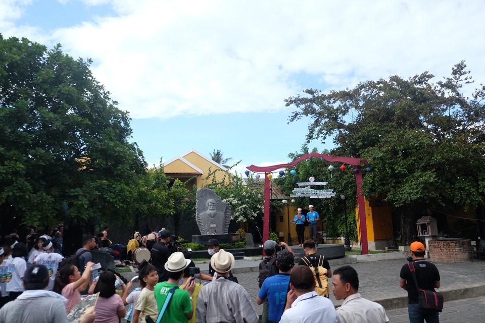 Người dân, du khách hào hứng với “Một giờ vì Hội An sạch hơn” - 1 Lễ phát động chương trình Một giờ vì Hội An sạch hơn nhân sự kiện lễ hội giao lưu văn hoá Việt Nam - Nhật Bản đang diễn ra tại phố cổ