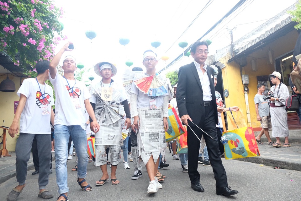 Người dân, du khách hào hứng với “Một giờ vì Hội An sạch hơn” - 4 Diễu hành trong trang phụ thiết kế từ rác tái chế