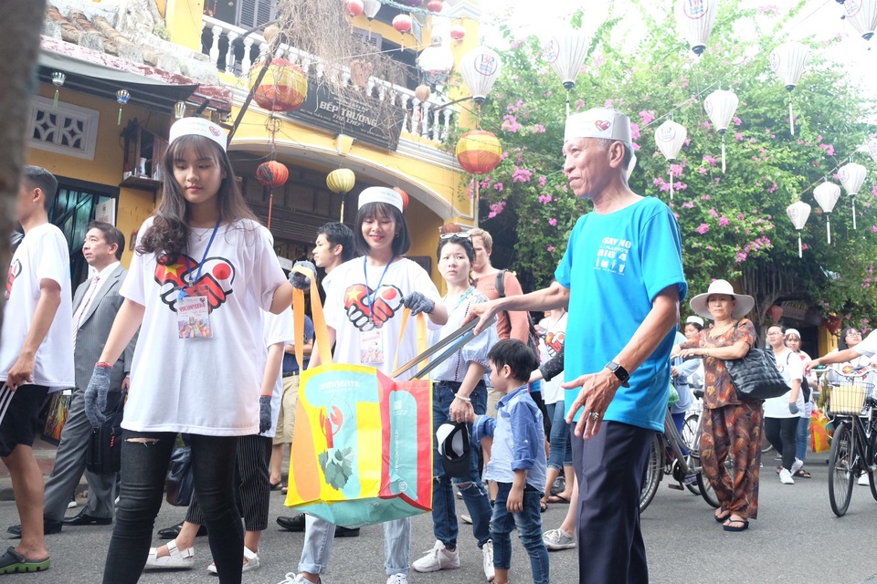 Người dân, du khách hào hứng với “Một giờ vì Hội An sạch hơn” - 3 Người dân và du khách cùng dọn dẹp vệ sinh các tuyến đường trung tâm phố cổ