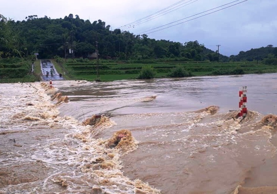 Sạt lở vùi lấp nhà dân, đá lở đè chết một phụ nữ - 3 Nhiều tuyến đường trên địa bàn miền núi của Thanh Hóa bị chia cắt do nước lũ