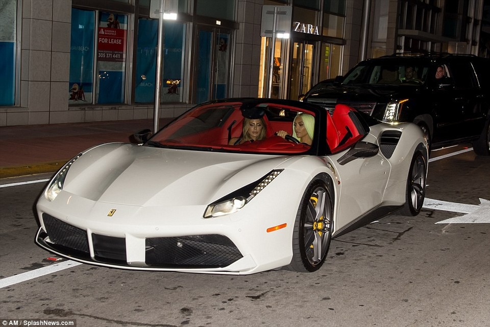 Kim Kardashian liên tục khoe thân với trang phục bó sát - 14