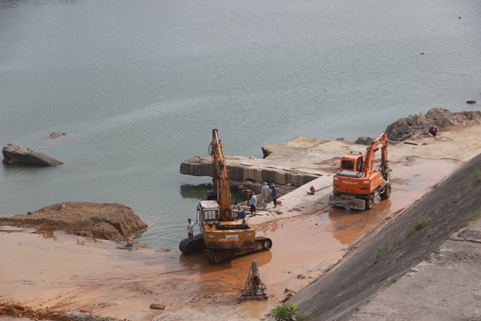 Gấp rút khắc phục sự cố tại tràn xả lũ Nam Thạch Hãn, đập Triệu Thượng - 4 Xử lý việc xói lở ở phần tràn