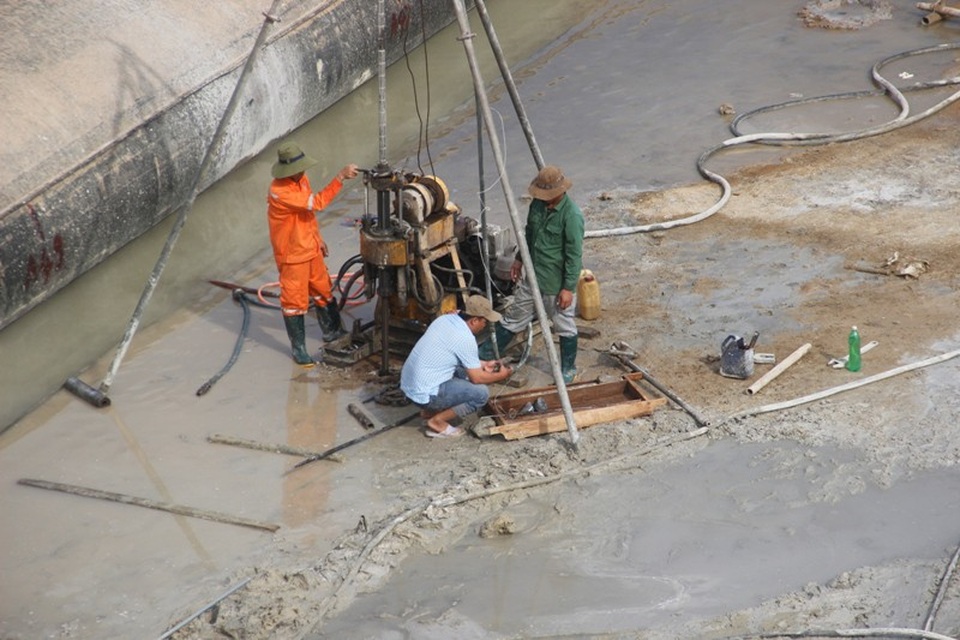 Gấp rút khắc phục sự cố tại tràn xả lũ Nam Thạch Hãn, đập Triệu Thượng - 7 Xử lý khoan vào thân đập nhằm đảm bảo an toàn cho công trình