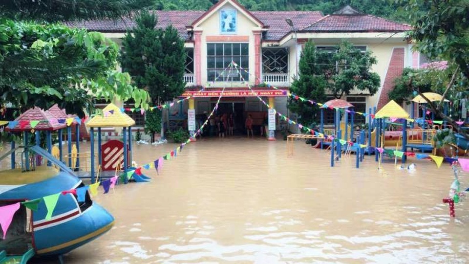 Lũ cuốn 5 người chết và mất tích - 3
Nhiều tuyến đường, trường học... chìm trong nước lũ.