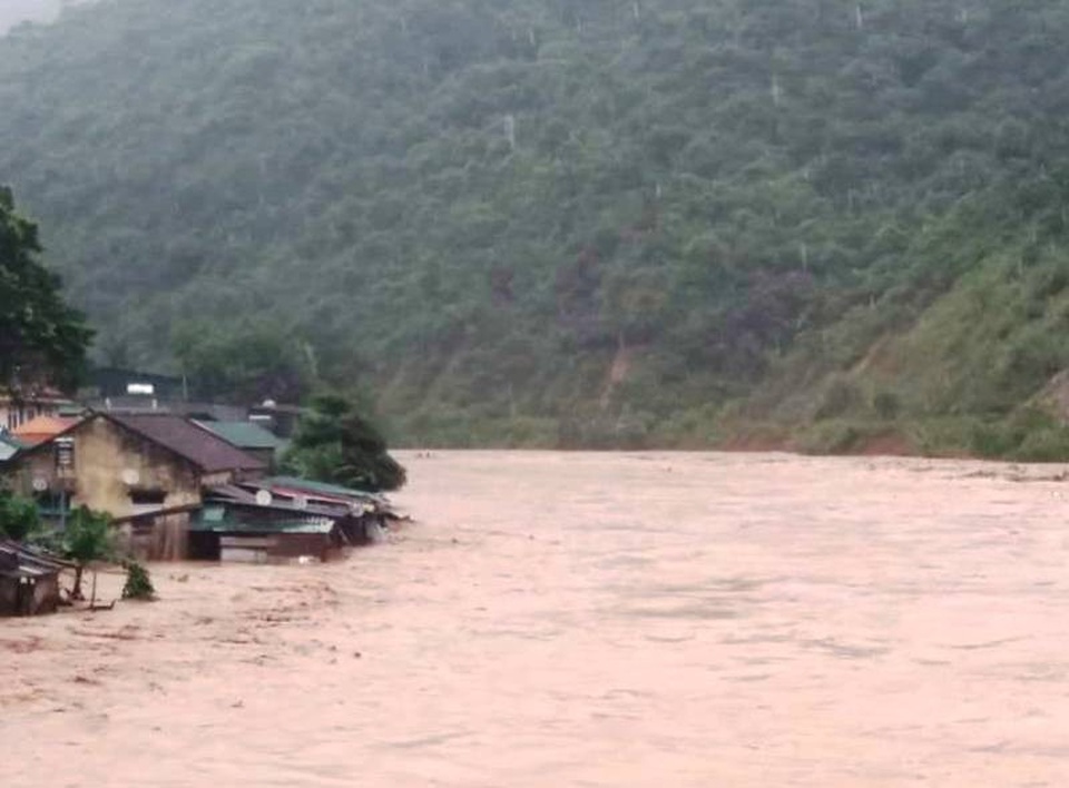 Lũ cuốn 5 người chết và mất tích - 1
Mưa lũ gây ngập lụt nghiêm trọng trên địa bàn nhiều huyện ở Nghệ An.