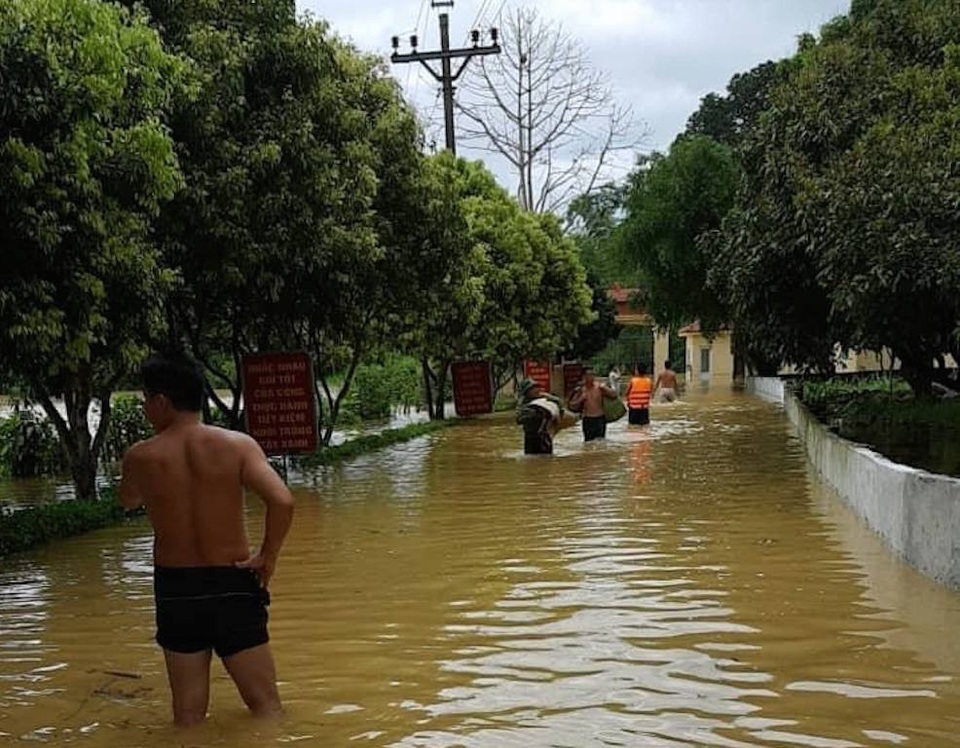 Thị trấn cao nhất xứ Nghệ ngập trong biển nước - 12 Nước dâng vào trụ sở công quyền.