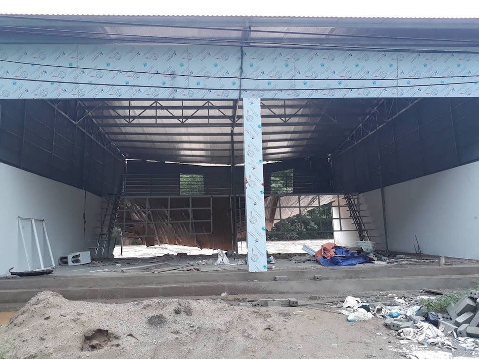 Thị trấn cao nhất xứ Nghệ ngập trong biển nước - 22 Một nhà dân sạt lở từ phía sau rất nguy hiểm.