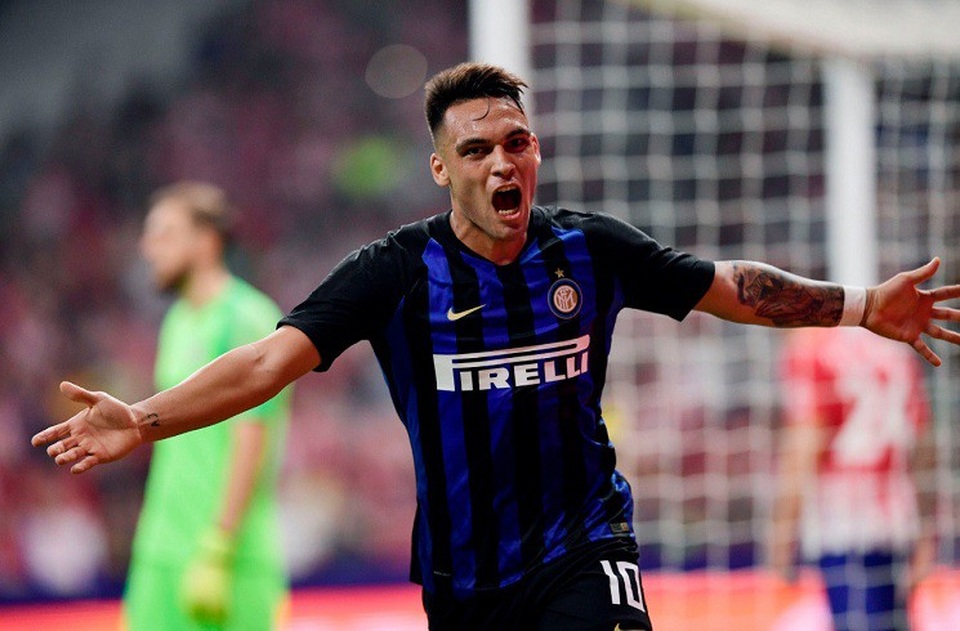 C.Ronaldo và 10 tân binh nổi bật nhất Serie A - 8
Inter đã nhanh tay chiêu mộ Lautaro Martinez trước sự theo đuổi của nhiều đại gia châu Âu. Cầu thủ này được kỳ vọng sẽ chia lửa cùng đàn anh Icardi trên hàng công. Thậm chí, trong vài trận giao hữu trước mùa giải mới, Lautaro Martinez đã được bố trí chơi cặp tiền đạo với Icardi và họ đã kết hợp khá tốt.