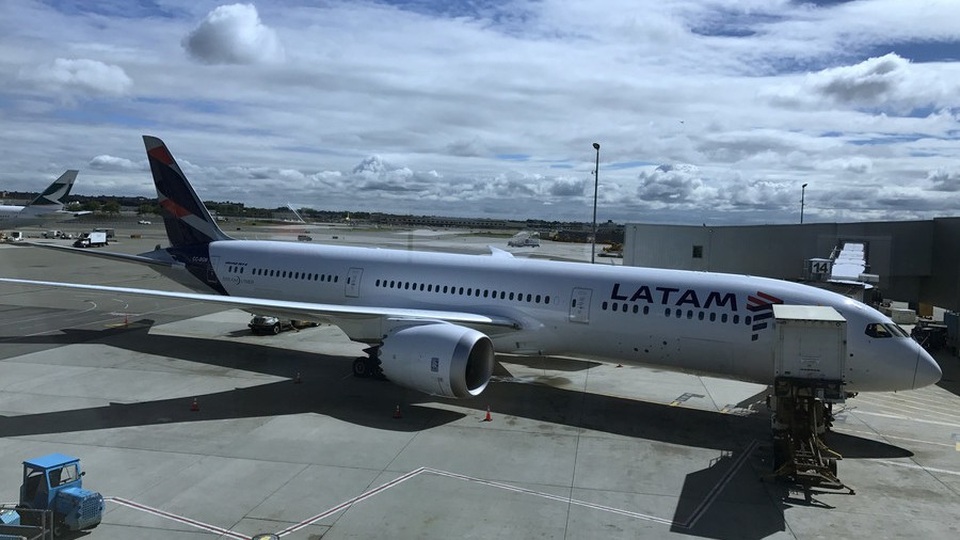 Nam Mỹ "náo loạn" vì máy bay lũ lượt hạ cánh khẩn cấp do đe dọa đánh bom - 1
Một máy bay của hãng hàng không Latam Airlines (Ảnh: AFP)