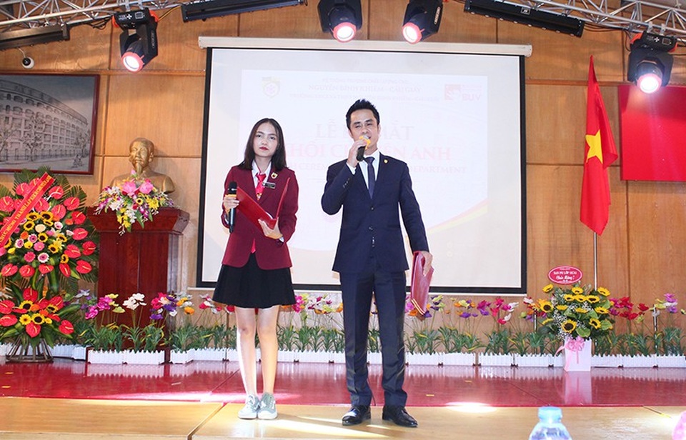 Học sinh trường Nguyễn Bỉnh Khiêm tự tin làm MC, ca hát bằng tiếng Anh - 4 Nữ sinh tự tin dẫn dắt chương trình bằng Tiếng Anh
