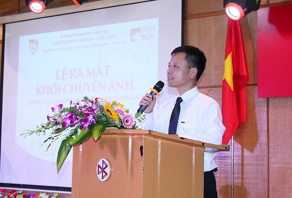Học sinh trường Nguyễn Bỉnh Khiêm tự tin làm MC, ca hát bằng tiếng Anh - 1 Thầy Hiệu trưởng Đàm Tiến Nam phát biểu ra mắt khối Chuyên Anh