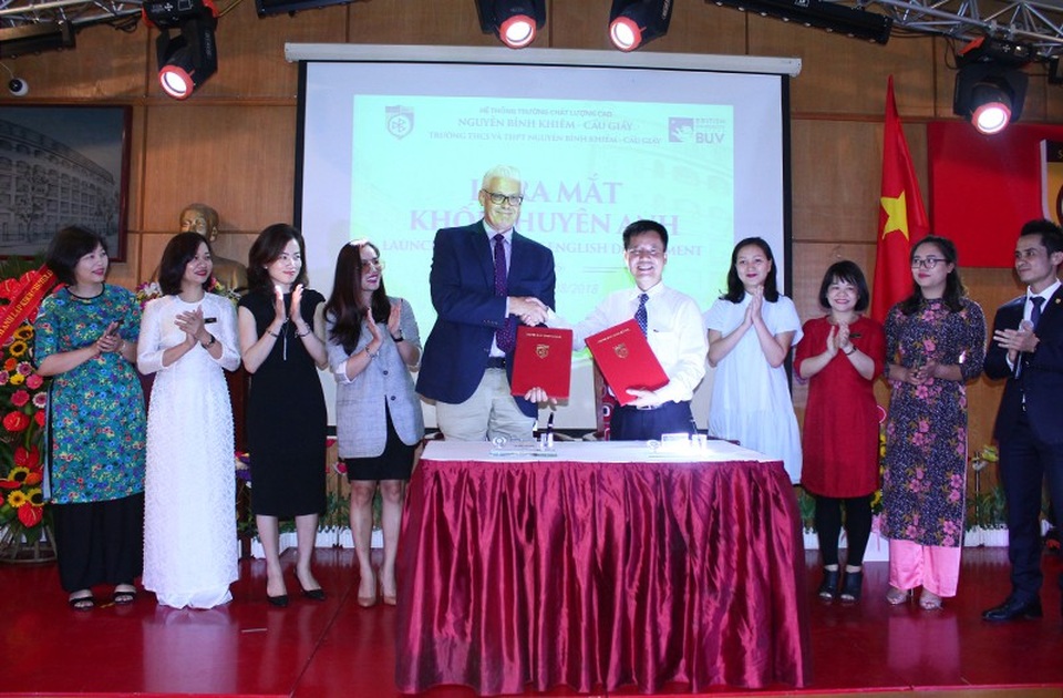 Học sinh trường Nguyễn Bỉnh Khiêm tự tin làm MC, ca hát bằng tiếng Anh - 2 Ký kết hợp tác chương trình dạy IELTS giữa trường Nguyễn Bỉnh Khiêm và Đại học Anh quốc