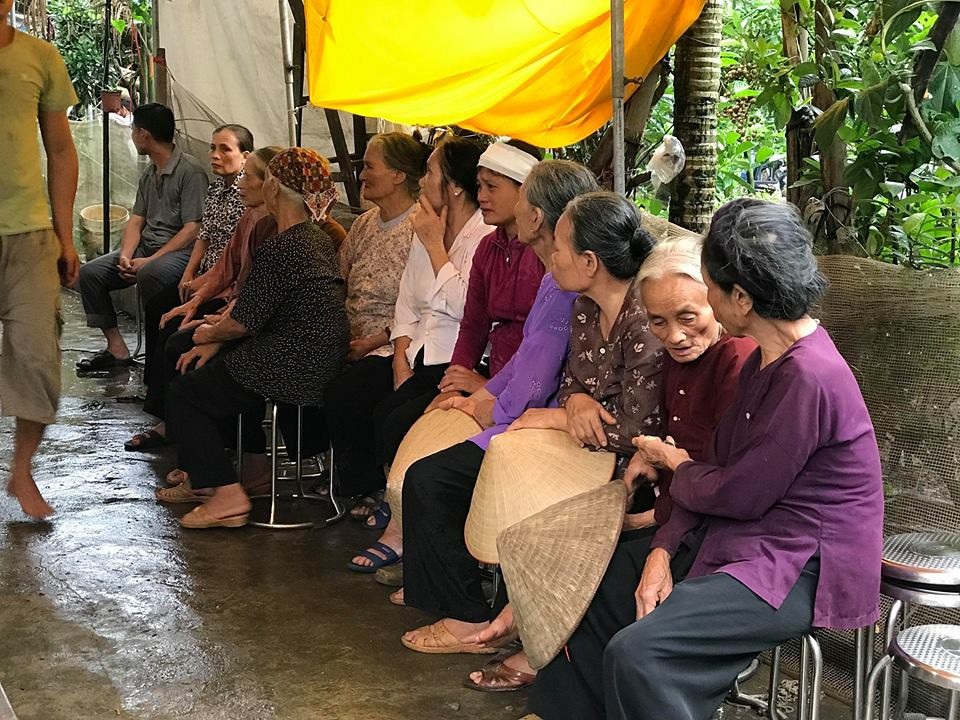 Vụ hai vợ chồng bị sát hại trong đêm: Lời kể của nhân chứng - 4
Chiều ngày 17/8, nhiều bà con hàng xóm sang chia buồn cùng với gia đình anh Trường (Ảnh: Trần Thanh).