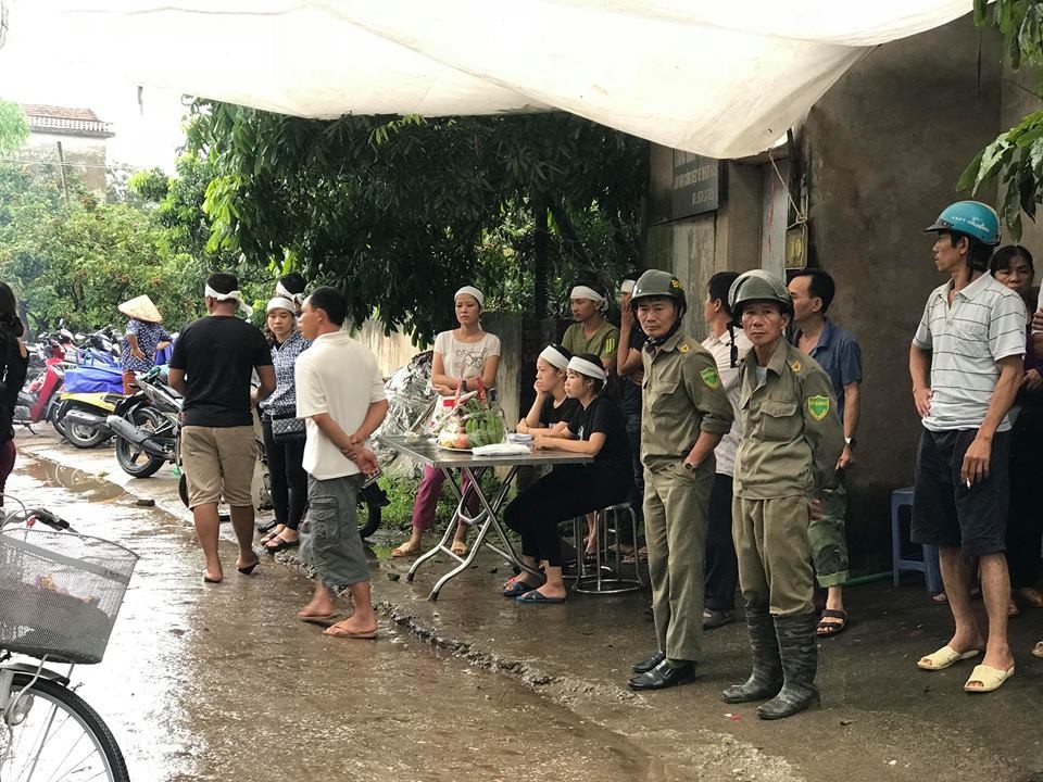 Vụ hai vợ chồng bị sát hại trong đêm: Lời kể của nhân chứng - 1
Chiều ngày 17/8, tang lễ của vợ chồng anh Trường được tổ chức tại địa phương. Lực lượng chức năng cũng có mặt để đảm bảo trật tự an ninh (Ảnh: Trần Thanh)