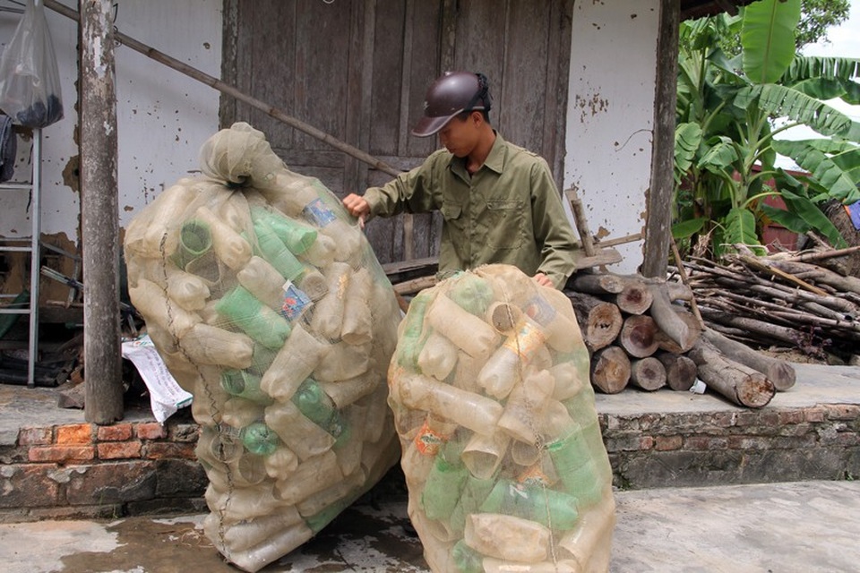 Cậu học trò thiếu cha, vắng mẹ đỗ ĐH Bách khoa HN nhưng không có tiền nhập học - 2 Đậu đại học, nhưng Phương không có niềm vui. Em vẫn quen thuộc với công việc bắt cáy kiếm tiền nuôi bà ngoại và chính mình.