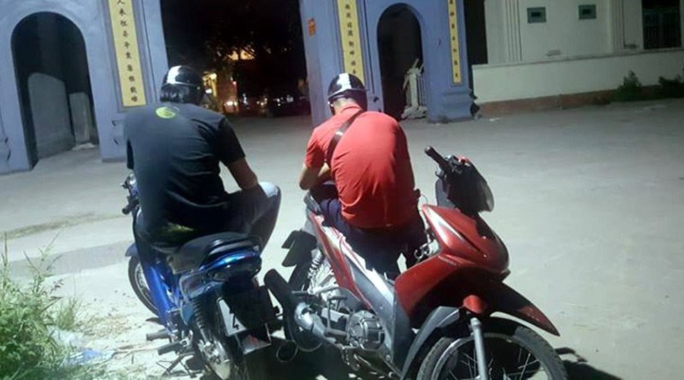 Bị phát hiện ngoại tình, nữ giám đốc trốn trong cốp xe sang - 1 Anh Kết (áo đỏ) và đồng nghiệp trong một lần tác nghiệp.
