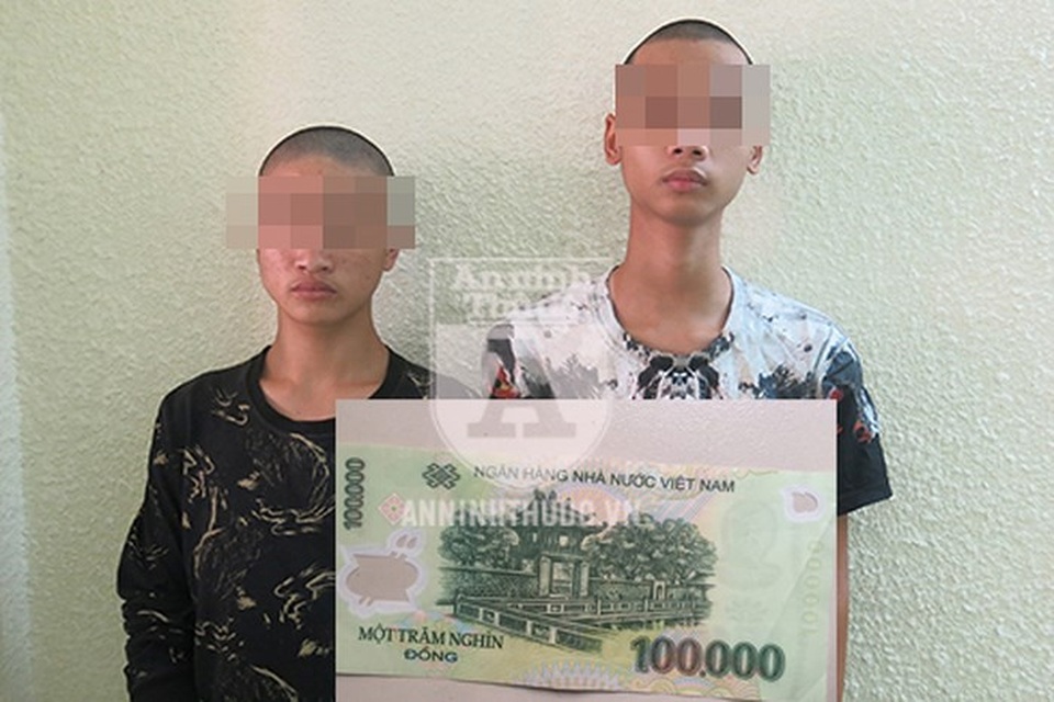 Thanh niên cướp 100.000 đồng trên ban thờ thần tài: "Bố mẹ bỏ rơi khi cháu chưa biết nói" - 1
Bố mẹ bỏ từ khi chưa biết nói nên Hừ (trái) phải ở cùng bà ngoại. Trong khi đó, Tú (phải) cũng không có một gia đình toàn vẹn