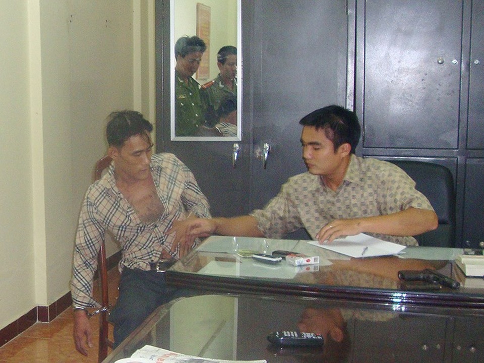 Lần ra vụ giết người từ một cuộc điện thoại - 1
Trinh sát Quân lấy vân tay một bị can trong vụ án. Ảnh: HOÀI NAM