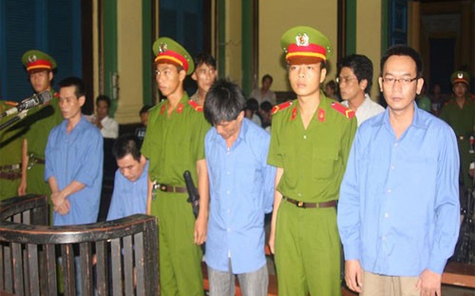 Lần ra vụ giết người từ một cuộc điện thoại - 2 Các bị cáo tại tòa sau gần hai năm gây án. Ảnh: HN