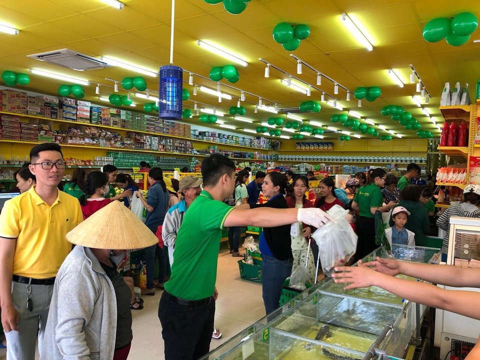 Bách hóa Xanh tái hiện khung cảnh khai trương "đông như hội" của thegioididong.com cách đây 6 năm - 1
Siêu thị Bách hóa Xanh 43A Bình Thành - Bình Tân luôn tập nập khách hàng vào mua sắm
