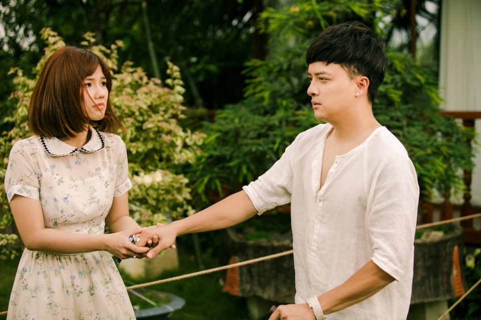 Cao Thái Sơn: “Đám cưới chỉ là hình thức mà thôi” - 5 Mãi chăm lo kiếm tiền nên trong suốt năm qua Cao Thái Sơn khá im ắng trong âm nhạc so với các đồng nghiệp khác. Mới đây, bất ngờ Cao Thái Sơn cho ra mắt MV “Yêu hay thương hại” do nhạc sĩ Nguyễn Văn Trung sáng tác.