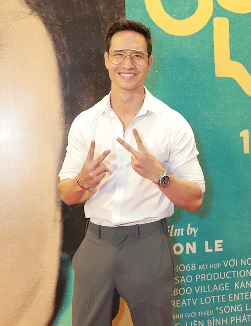 Ca sĩ Kim Lý một mình tham gia sự kiện ra mắt phim, tối cùng ngày người yêu của Kim Lý - ca sĩ Hồ Ngọc Hà tham gia một chương trình khác nên cả hai không xuất hiện cùng nhau.